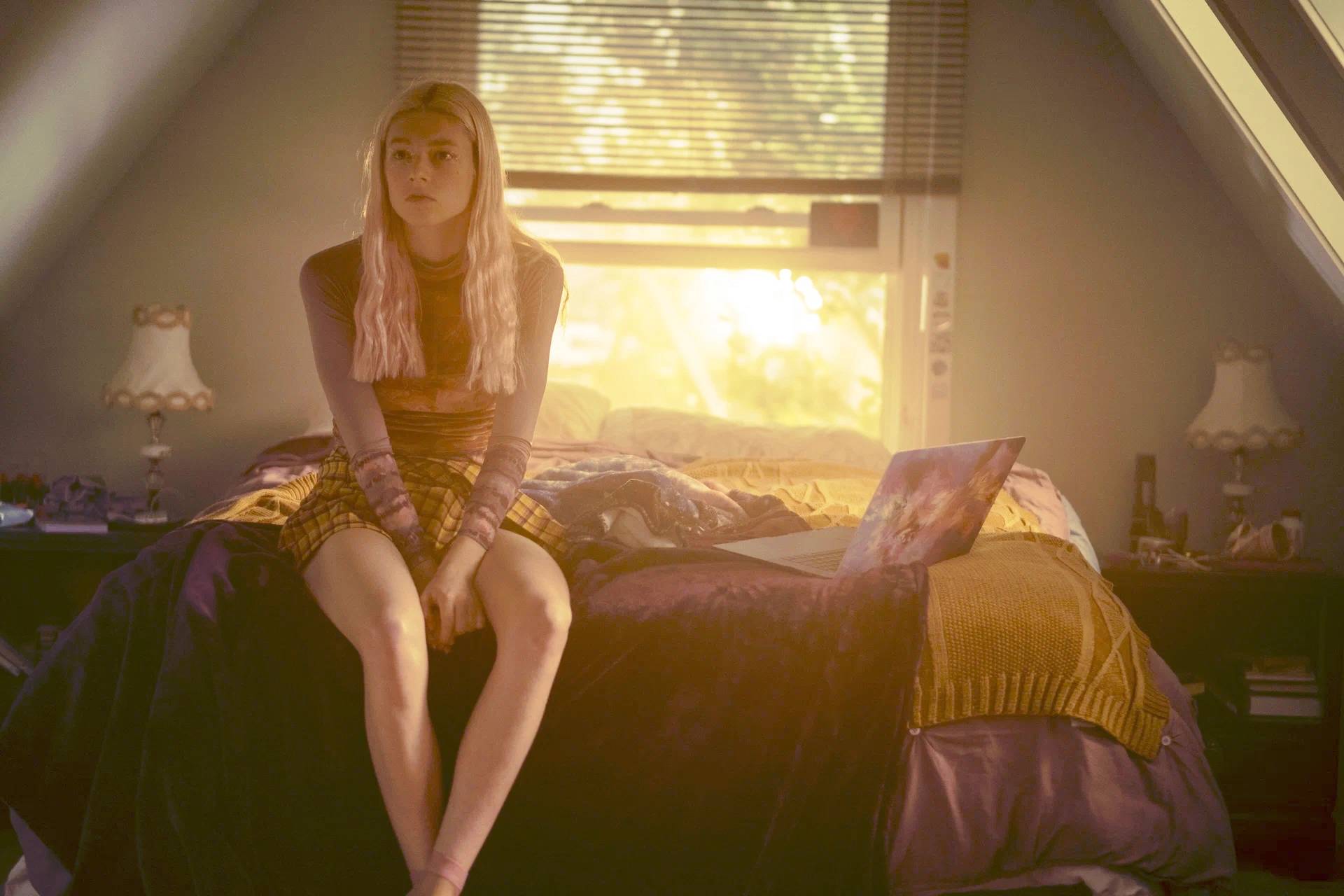 Героиня сериала Эйфория сидит на кровати
